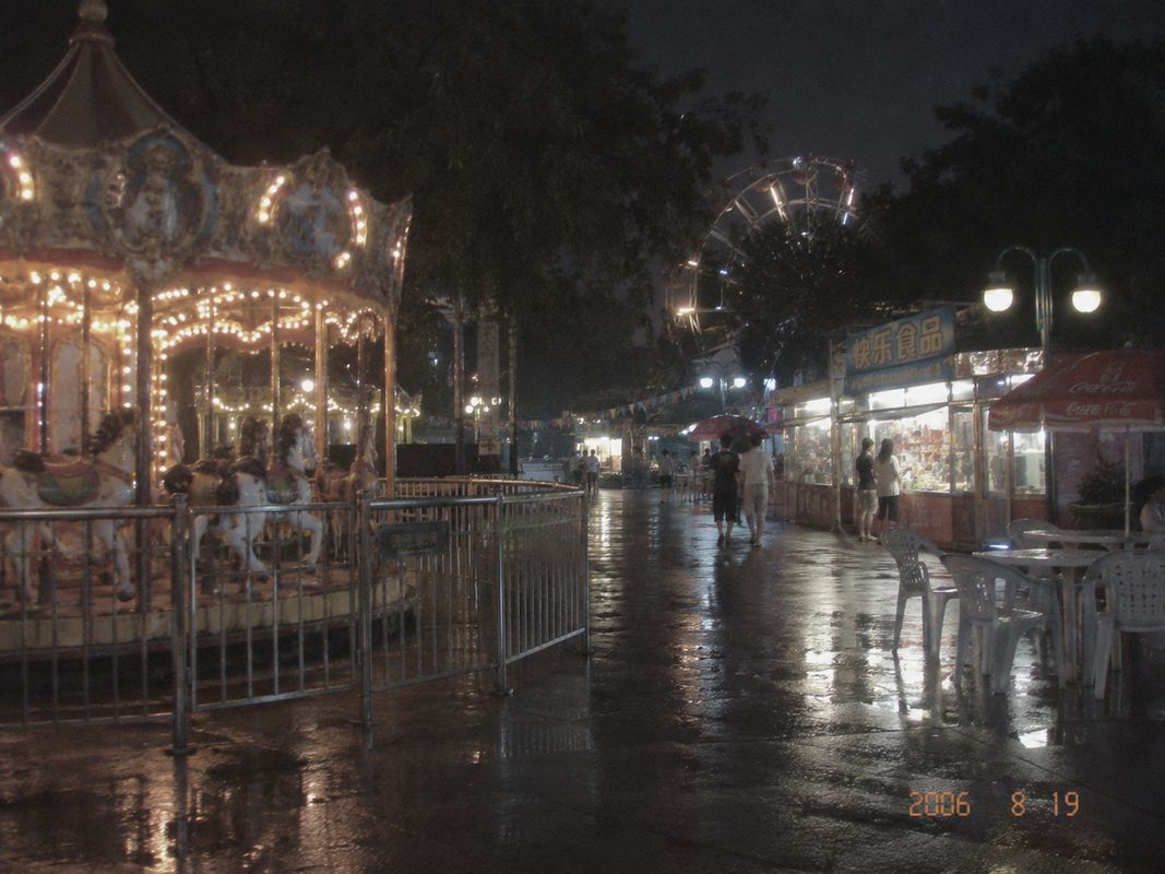 雨后旋转木马夜景