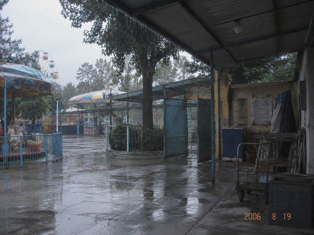 员工侧门外的雨棚