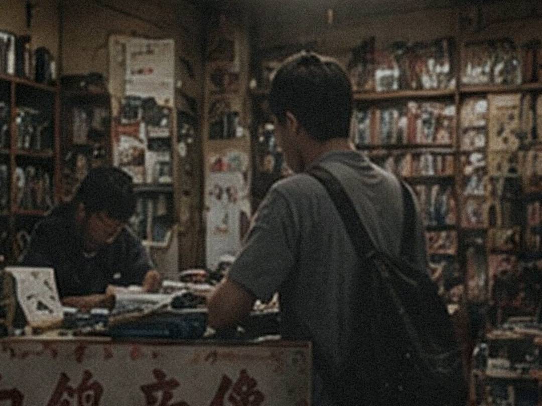 闭店前一周,白鸽音像柜台旁站着一名短发成年男性的背影