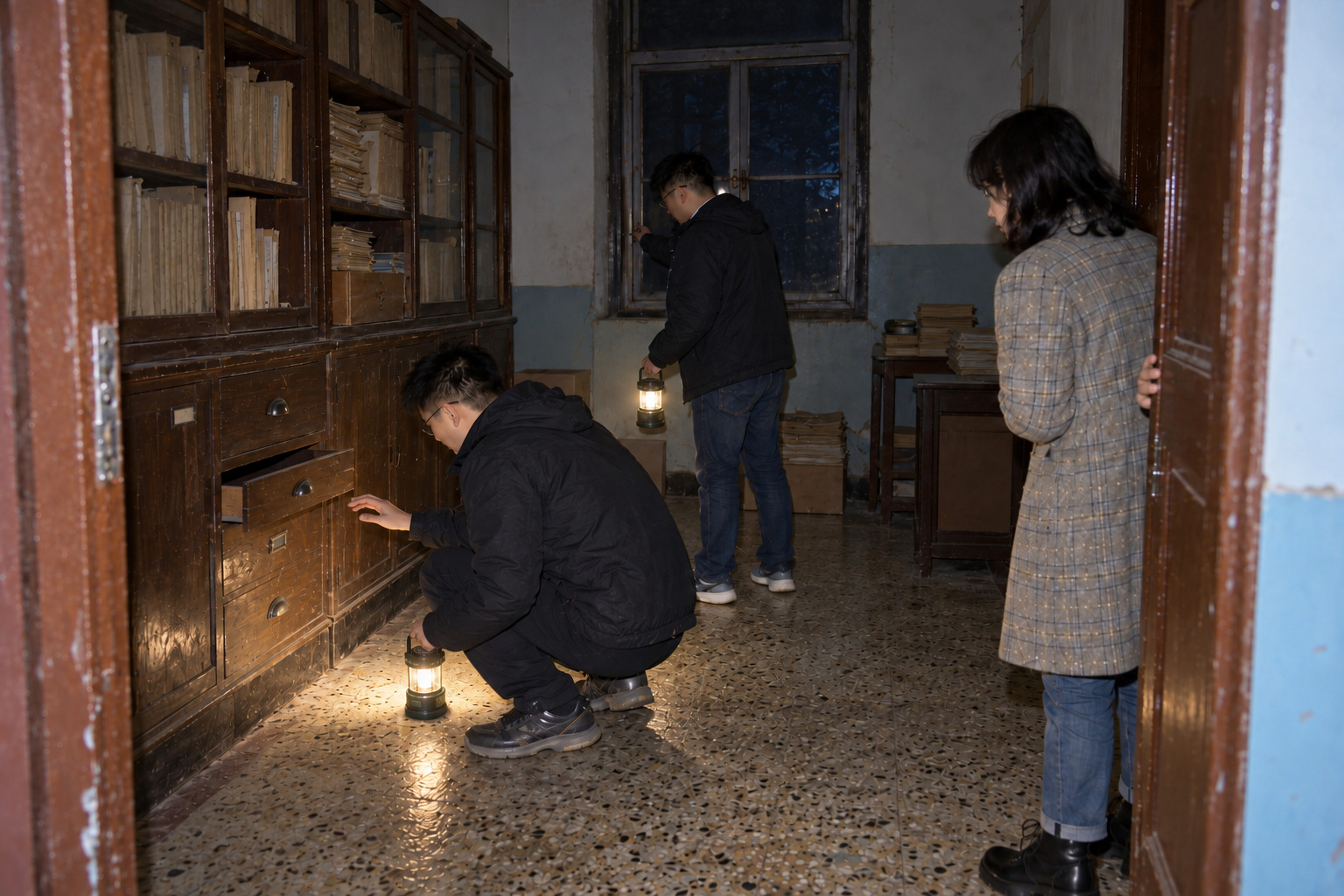 旧记录柜前，周野蹲着停住手，欧阳澈扶着窗栓，沈知禾站在开着的门边，浅抽屉留出一道缝
